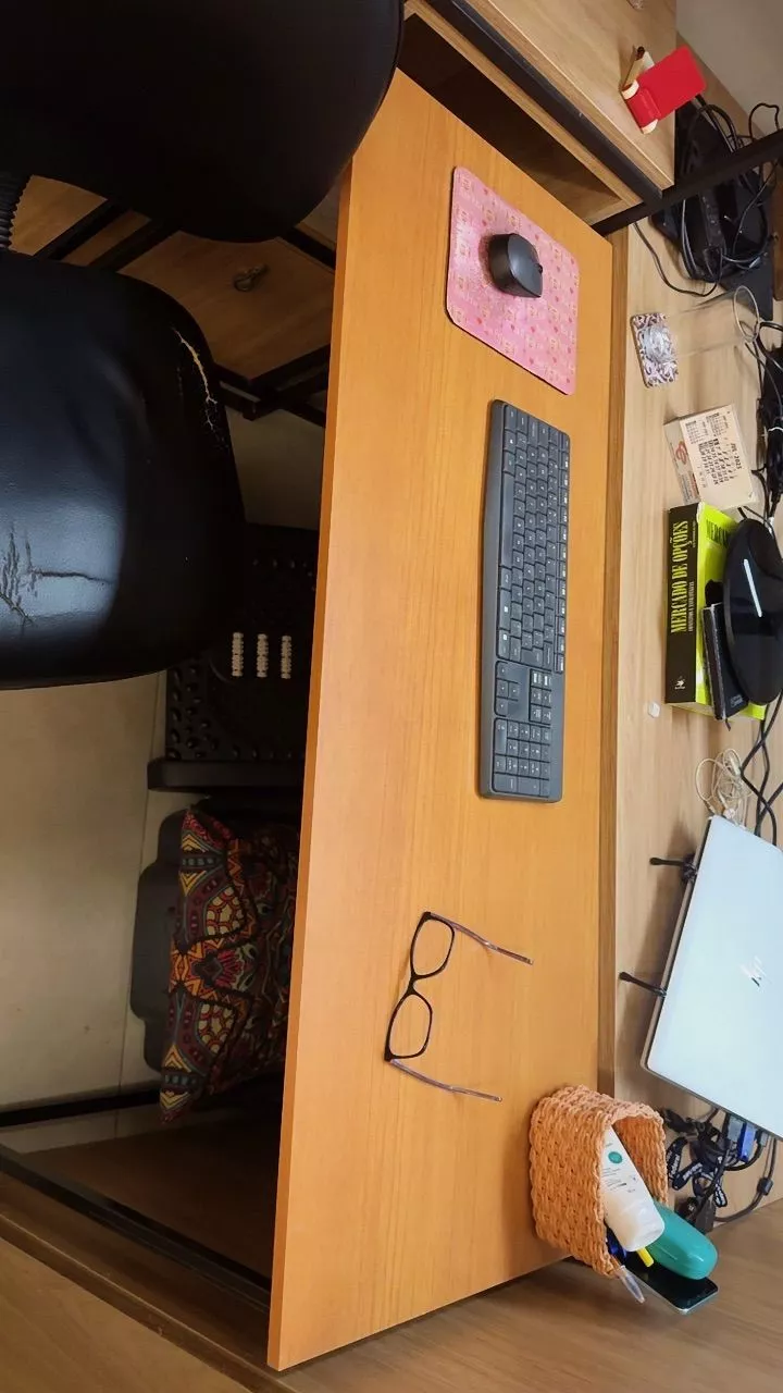 Escrivaninha Metaly organizada com itens - avaliação Shopee