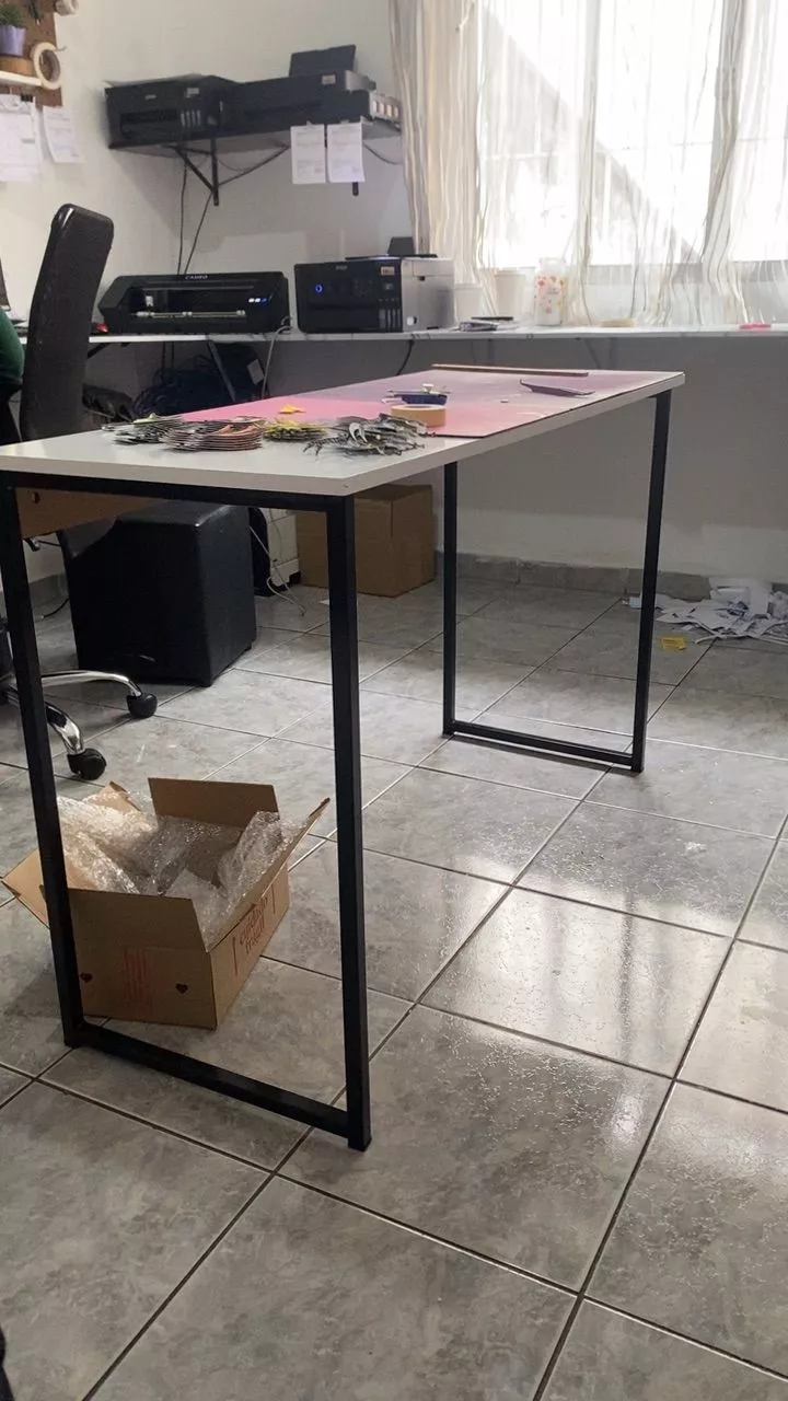 Cliente mostrando escrivaninha montada - avaliação Shopee