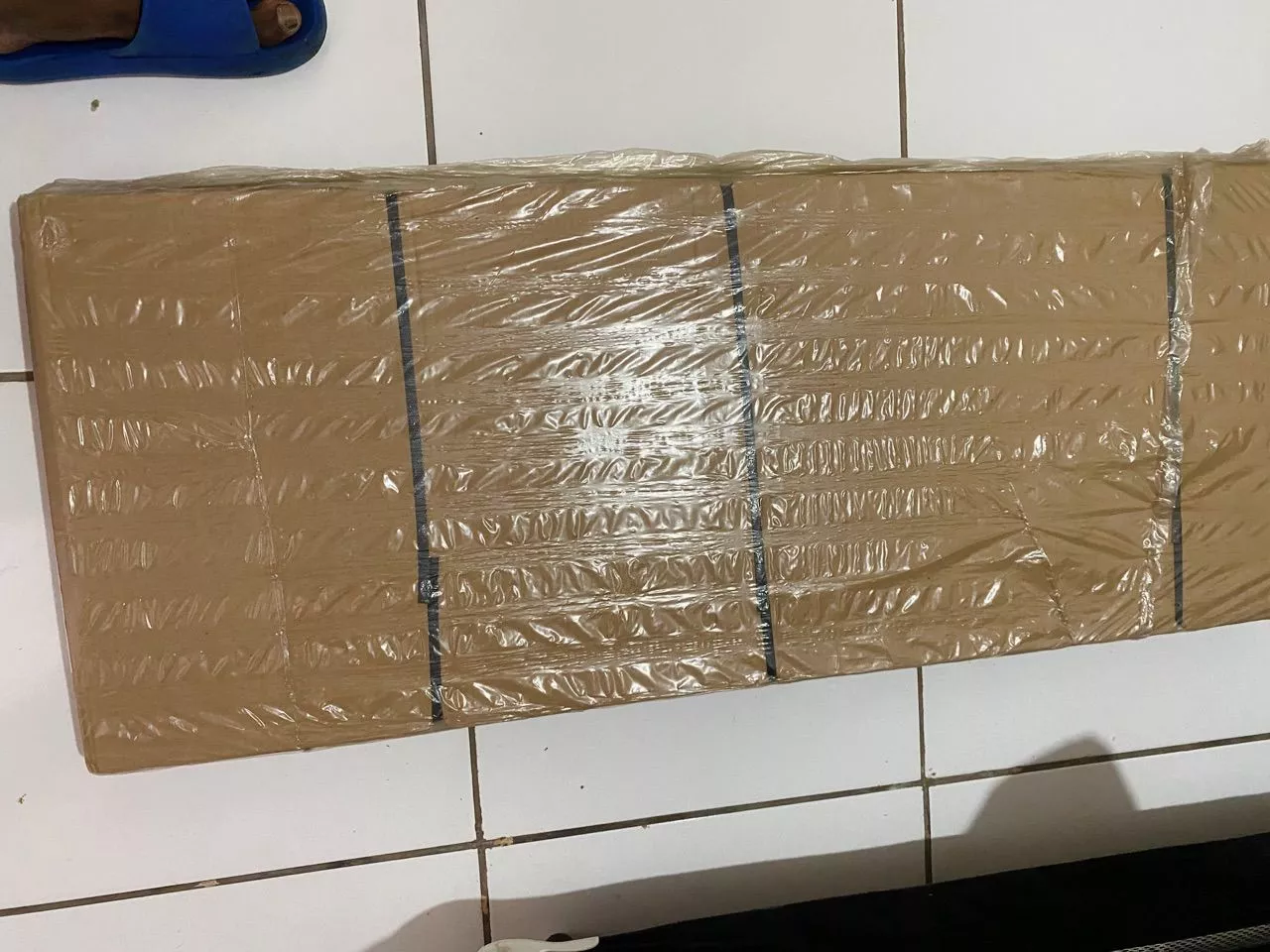 Embalagem da escrivaninha Metaly - bem protegida