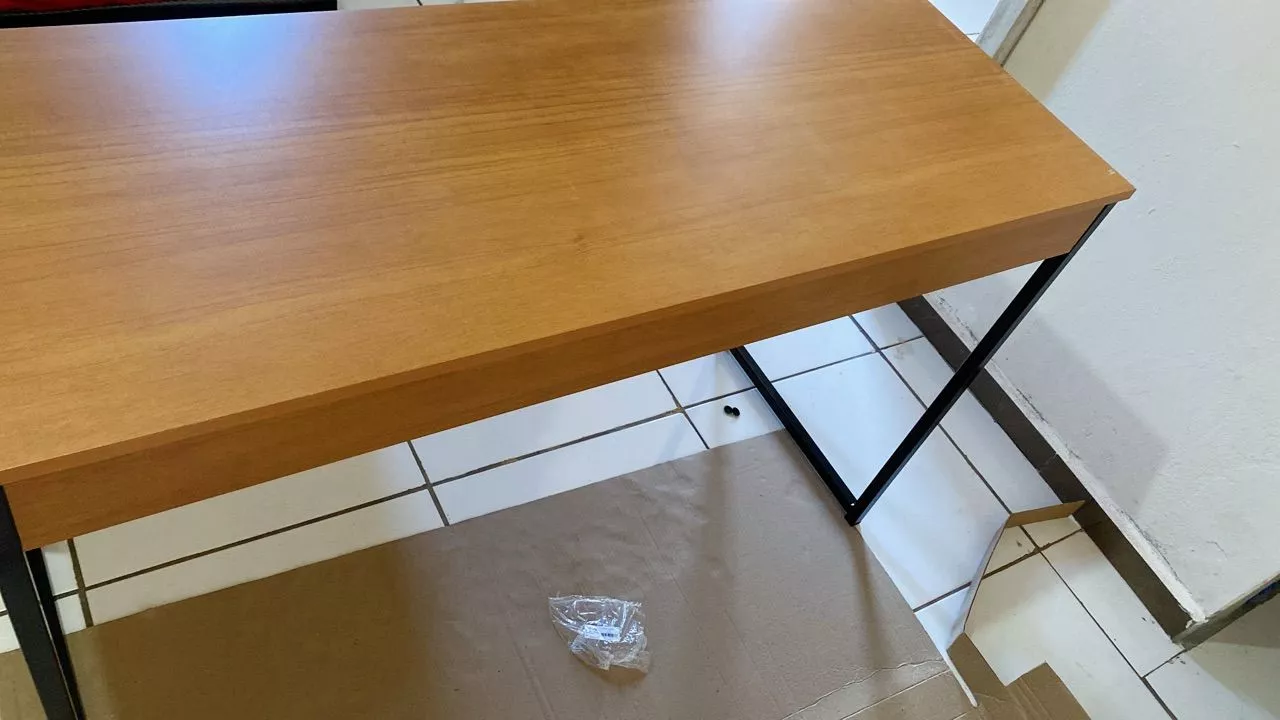Escrivaninha Metaly no quarto do cliente - avaliação Shopee